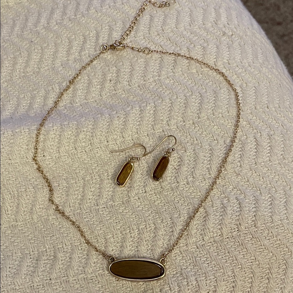 Nwt Elegant Gold Necklace and Earring Set